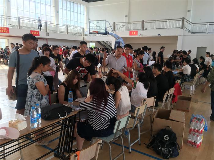 20160827体育馆2楼艺术学院辅导员迎新生报到.JPG