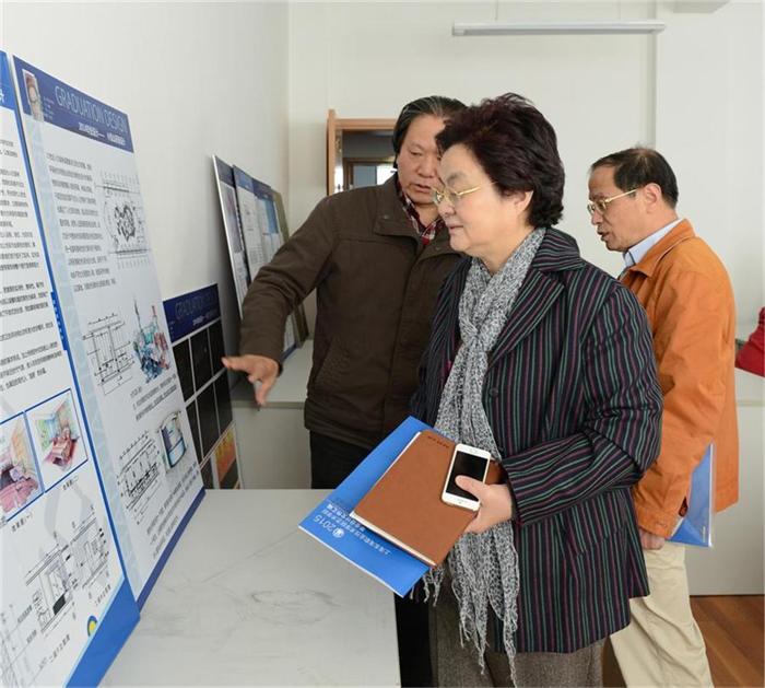 20141114艺术学院2012级毕业生毕业设计答辩现场 赵佩琪书记、项家祥经理、顾惠忠经理参观答辩现场员工作品的展板.JPG