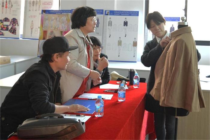 20141114毕业生毕业设计答辩现场 答辩指导老师从左往右依次是赵轶群、郭玉燕（女）、张道英（女）  答辩员工为服装121 徐莹.JPG