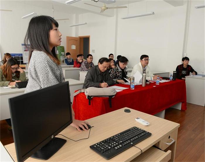 20141114毕业生毕业设计答辩现场 答辩指导老师从左往右依次是荣德芳、赵玲珍（女）、刘元喆  答辩员工为环艺121 何婷.JPG