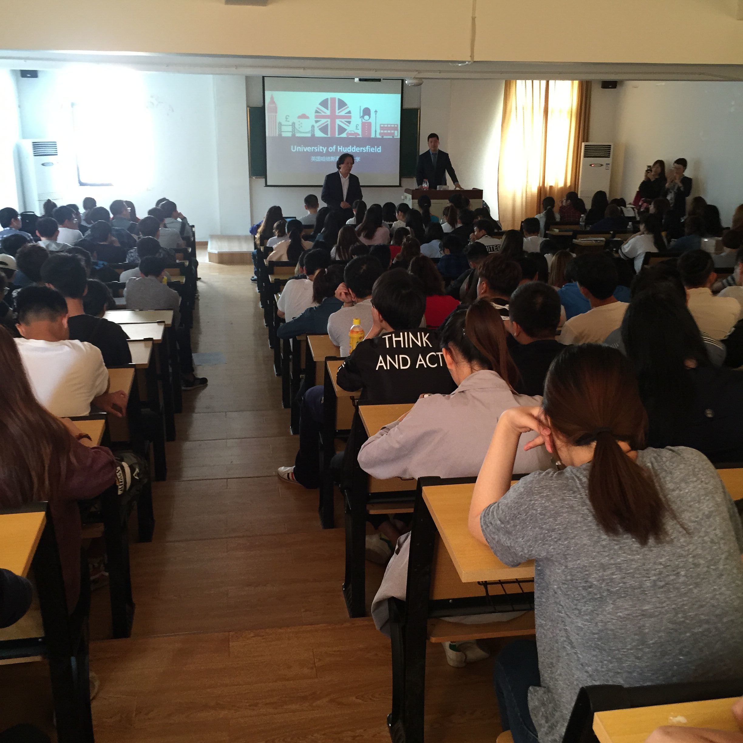英国哈德大学中方负责人做现场宣讲会1.jpg