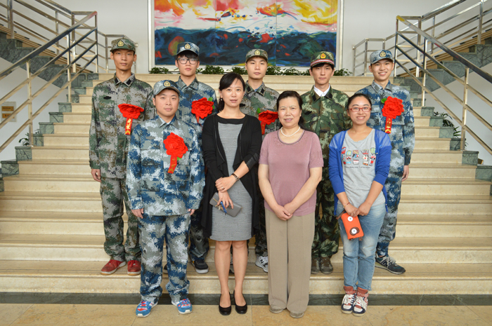 2015年9月应征入伍员工和老师留影，地点在新大楼一楼中间楼梯处，第一排从左往右一次是服装131，艺术学院经理助理孙俐、办公室主任陆小敏、辅导员万黎黎，第二排从左往右依次是服装131，服装141李小飞，艺术141王孜豪，艺术131宋健，艺术132邹浩然.jpg